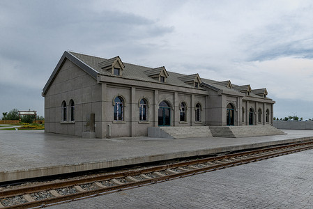 老式火车摄影照片_铁路火车小站老式建筑