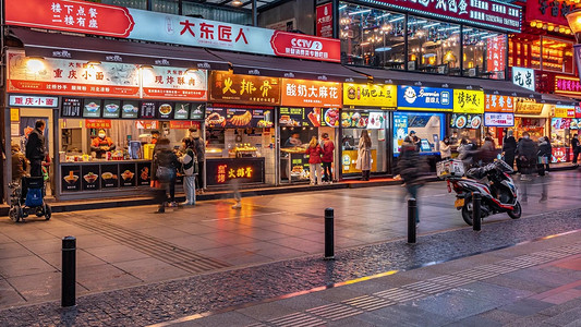 城市重庆摄影照片_城市夜市小吃街夜晚人流