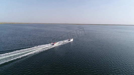 淡水湖摄影照片_游船在湖面行驶航拍