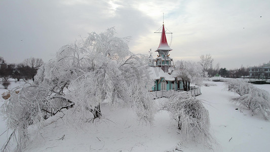 东北烤冷面摄影照片_冰封雪地湖心岛屿雾凇哈尔滨冬天风景