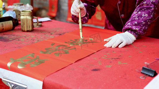 广毛笔字摄影照片_实拍新年春节写春联财源广进特写书法毛笔字