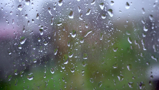 暴雨摄影照片_雨滴玻璃上特写菜园地下雨