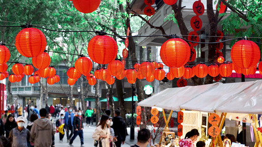 实拍春节喜庆传统花街集市