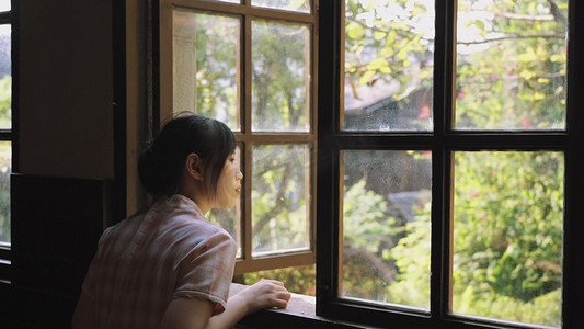 民国传呼摄影照片_民国旗袍美女走向窗边看窗外人像