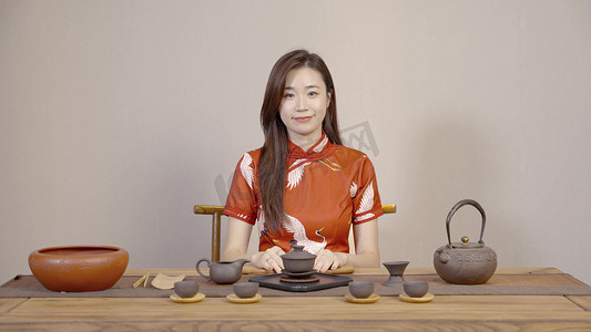 水摄影照片_茶艺师女性品尝茶叶紫砂壶