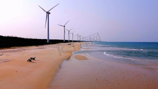 港风绿色摄影照片_风力发电文昌市木兰湾风车和海岸风光
