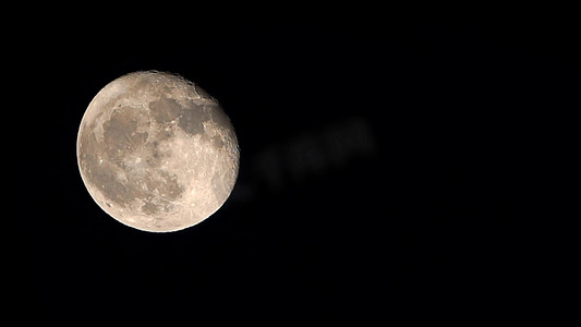 中秋节月亮圆月摄影照片_高画质震撼行走的皓月