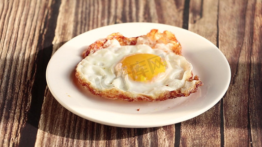 荠菜煮鸡蛋摄影照片_1080p实拍油煎溏心荷包蛋