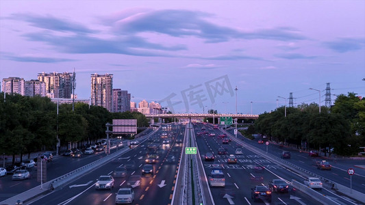 车水马龙摄影照片_1080p夕阳下北京马路交通车流实拍