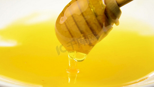 淘宝七天摄影照片_1080实拍蜂蜜搅拌棒上滴落的蜂蜜