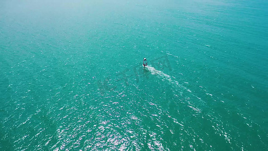 极限冲浪摄影照片_航拍海上帆船冲浪海上极限运动