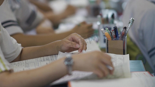 老师流泪摄影照片_高三学生复习地理做题修改试卷