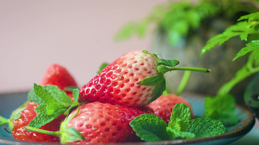 实拍手放美味鲜红的草莓动作特写广告素材