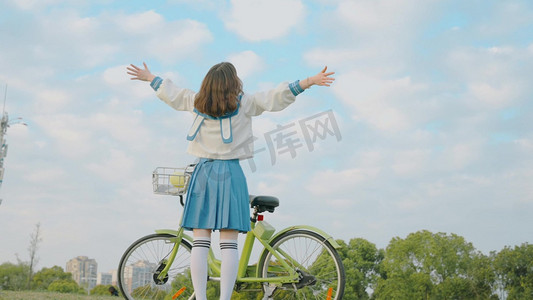 清新自然女孩郊游骑车拥抱自然背影实拍1080