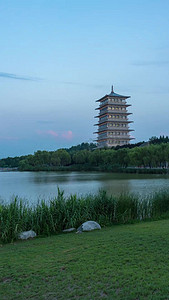 昼夜平分摄影照片_竖屏风景西安长安塔灯光夜景