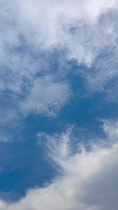 白云移动摄影照片_大雨来临前移动的云层实拍
