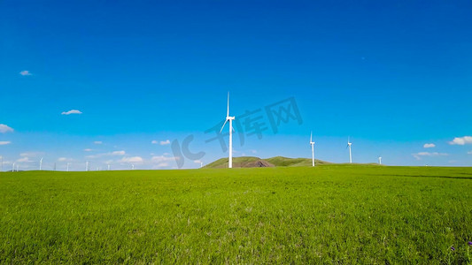 实拍春天阳光下的千里草原风力发电机