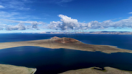 航拍西藏纳木错北部湖边湿地草原夏季自然风景