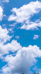 竖版天空摄影照片_实拍竖屏天空云海翻滚风光