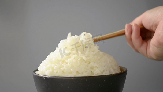 实拍用筷子夹起的米饭
