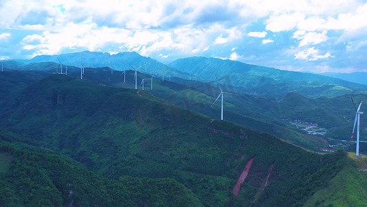 航拍山上的风力发电设备风电场