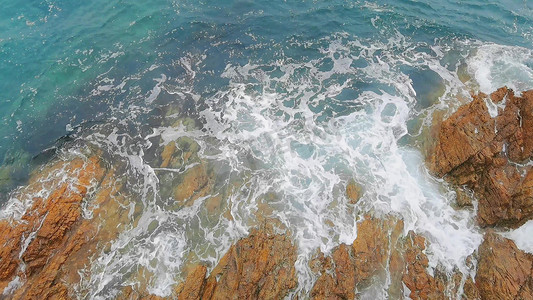 实拍大自然海浪咆哮拍打礁石
