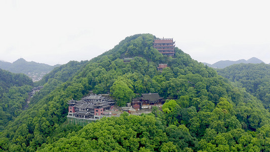 森林摄影照片_深山里的寺庙航拍