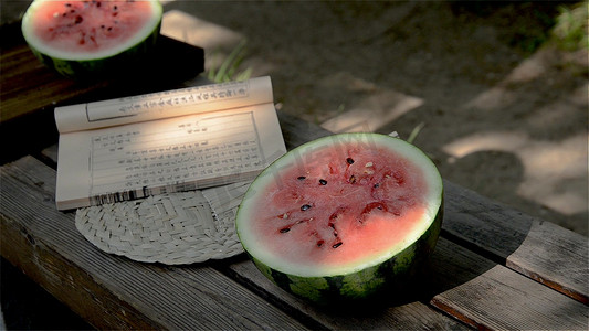 夏季美食西瓜摄影照片_实拍户外木桌上切开的西瓜初夏