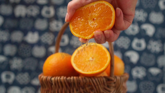 1080挤橙子汁新鲜水果橙子汁水流淌实拍