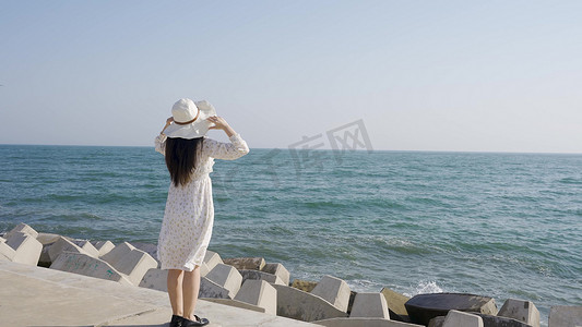 24年五一放假摄影照片_夏日美女穿裙子在海边放假享受