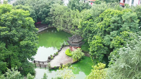 中国风凉亭摄影照片_2K航拍湖中凉亭古建筑