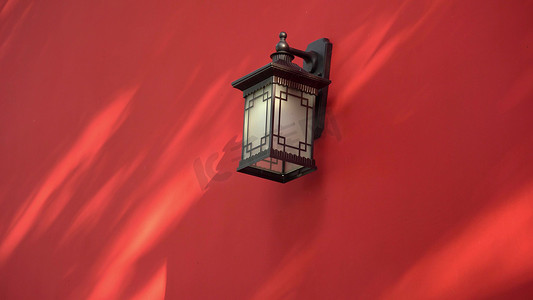 古风山水国风插画摄影照片_实拍红墙上的灯笼光影古风建筑