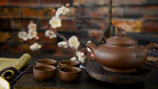1080实拍中式木桌上的茶壶与茶杯