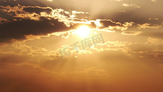 拍摄清晨日出穿梭云层耶稣光意境