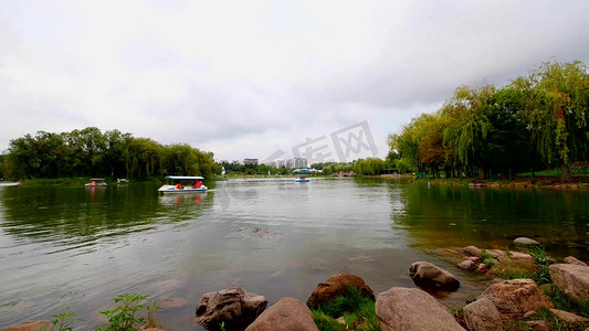 公园湖水里游玩的小船摄影
