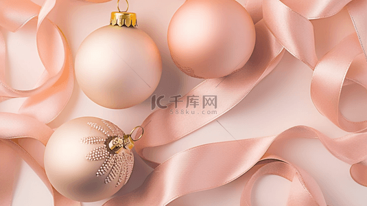 粉色圣诞节丝绸上的装饰小球