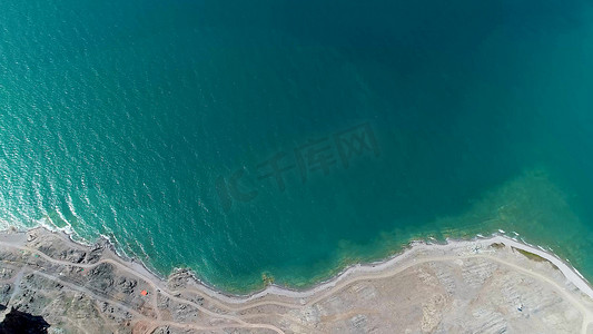 航拍纳木错湖边碧蓝水色风景