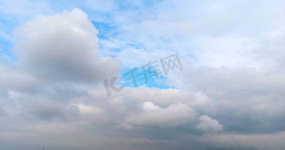 蓝色天空摄影照片_实拍天空翻滚云朵素材