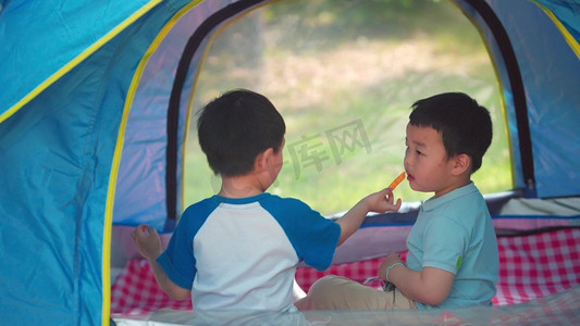 1080夏天户外露营儿童帐篷内吃零食玩耍实拍