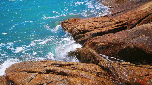 蓝色大海海浪摄影照片_实拍海浪礁石自然风光蓝色大海海边