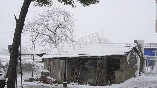 飘雪摄影照片_1080冬天被雪覆盖的农村老房子飘雪