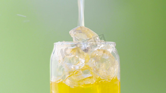 实拍夏季玻璃杯里的冰镇橙汁
