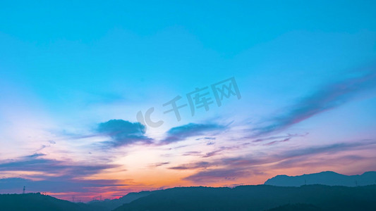 实拍唯美夏日山间日出夕阳摄影拍摄天空