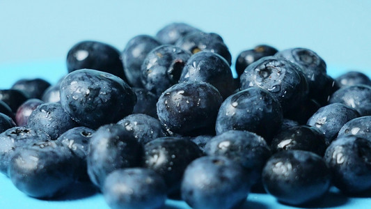 晶莹剔透新鲜的蓝莓摆拍夏季水果广告镜头实拍