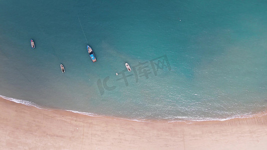 俯拍夏日风光海边沙滩游船自然风景