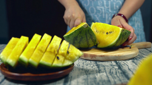 黄瓤西瓜摄影照片_拍摄夏季水果黄色西瓜切西瓜黄瓤西瓜水果