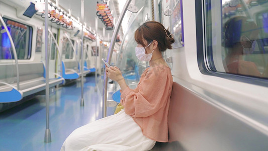 实拍夜晚女孩孤独乘坐晚班车地铁