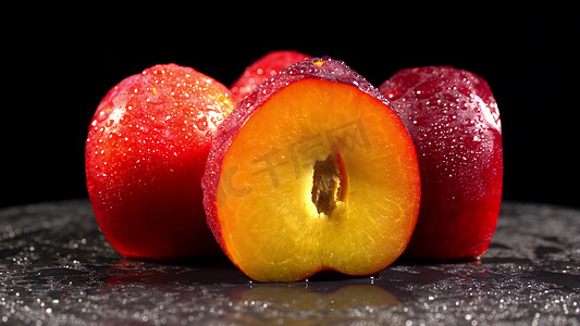 餐饮促销摄影照片_摆拍夏季水果浆果红李子水果果实