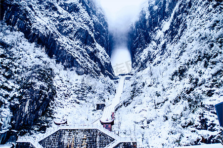 森林摄影照片_张家界天门山雪景