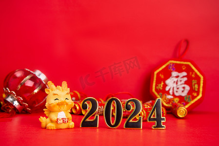 相约2024摄影照片_2024春节金色龙摆件放摄影图配图